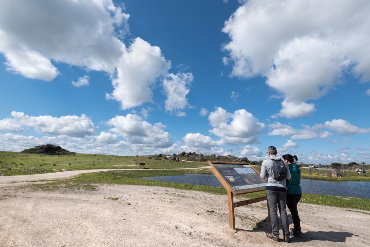Turistas en el escenario de Juego de Tronos de Malpartida de Cáceres.