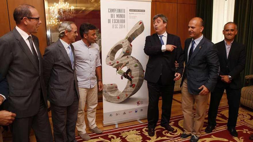 Cardenal, en el centro, con el presidente de la Federación de Montañismo, Tuero y Barbillo.