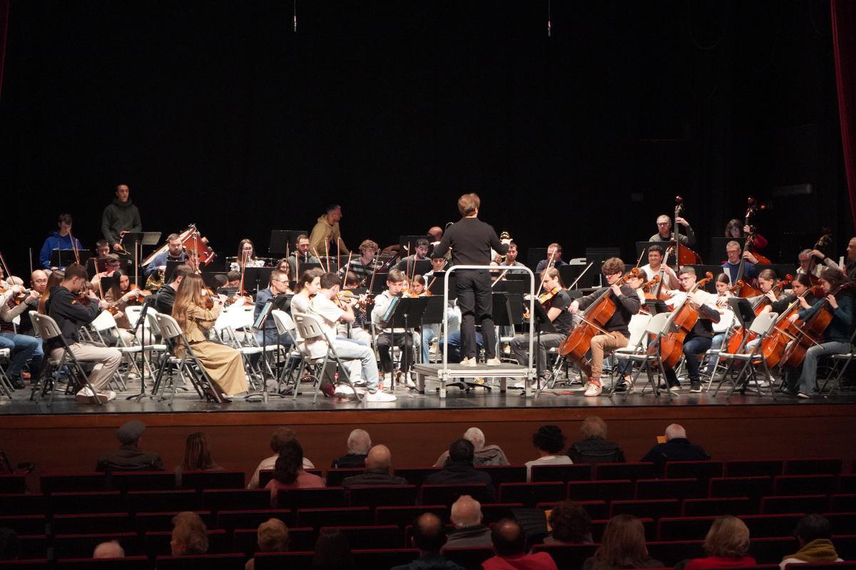Usuarios de los centros sociales en el ensayo de la Orquestra Simfònica de Ontinyent.
