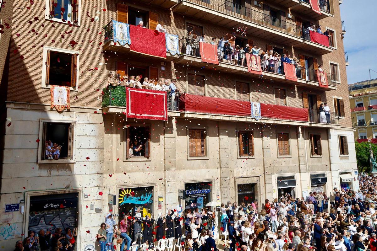 La Virgen sale al Traslado con un manto "Terreta" donado por la fallera mayor de València: todas las imágenes