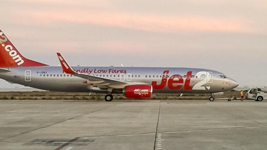 La compañía británica Jet2.com estrena en San Javier su nuevo  Boeing de 189 plazas