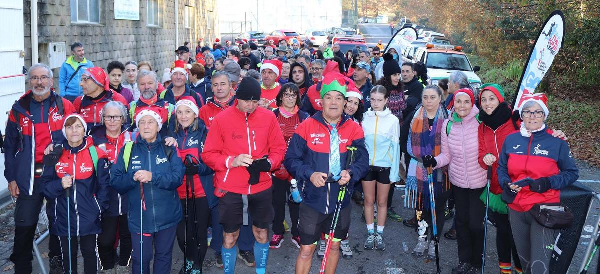 Participantes na andaina por terras de Lousame.