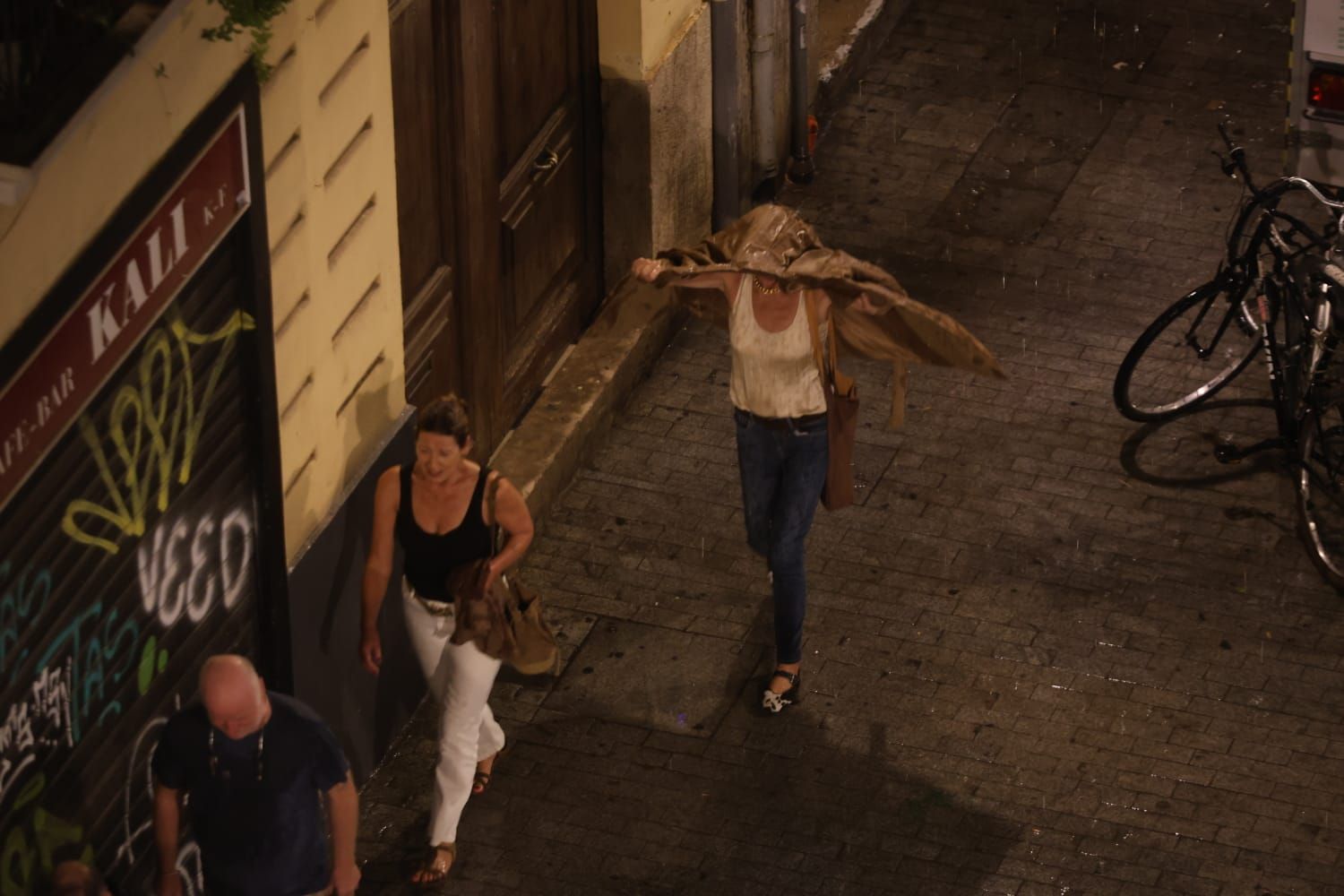 La tormenta descarga con fuerza sobre València