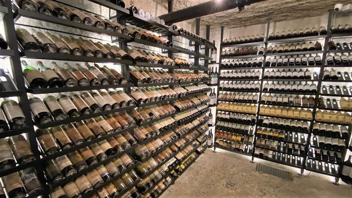 La bodega de Via Veneto, con joyas históricas en las estanterías.