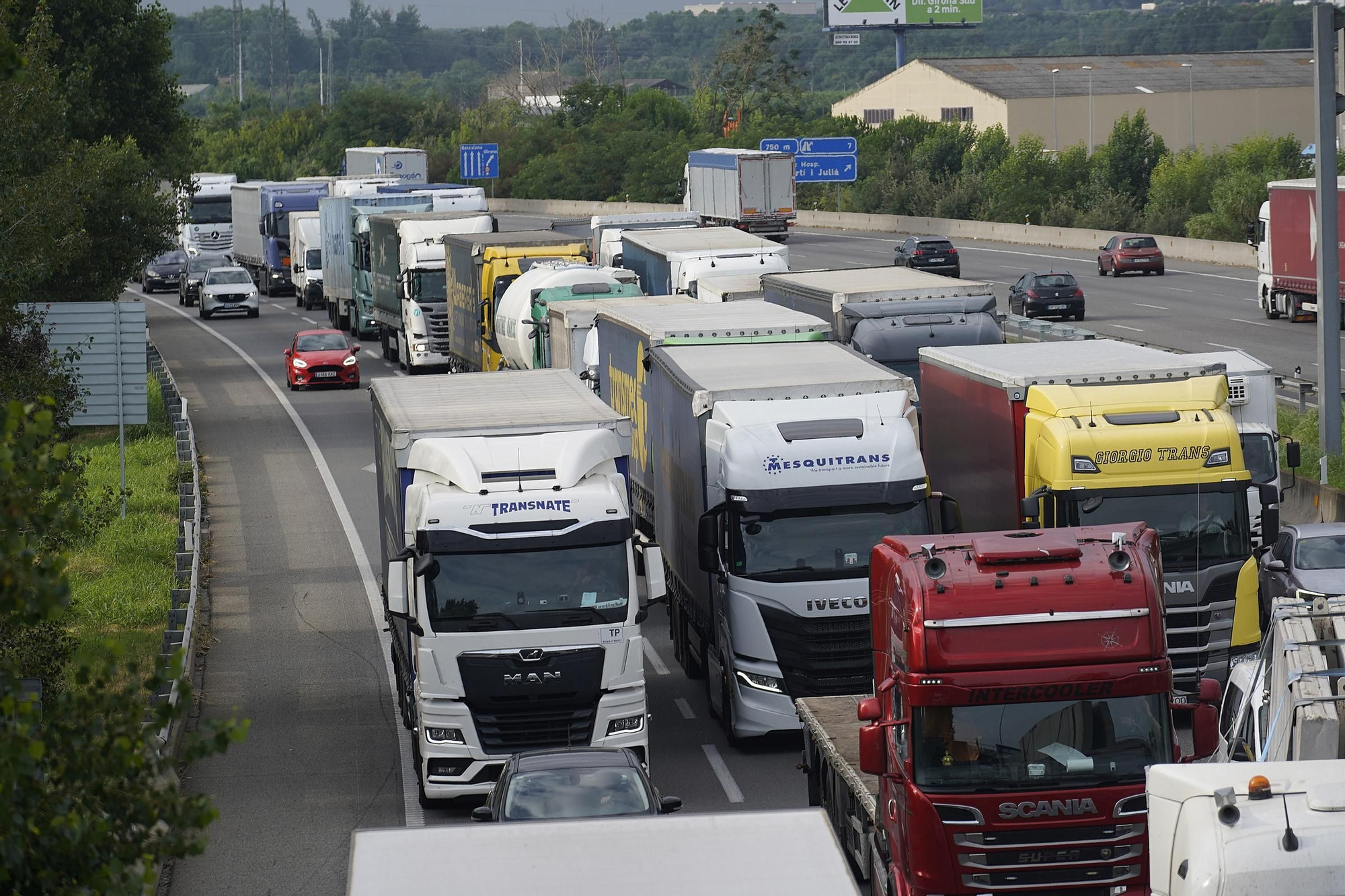 Les imatges de les cues quilomètriques a l’AP-7 per un accident múltiple a Salt
