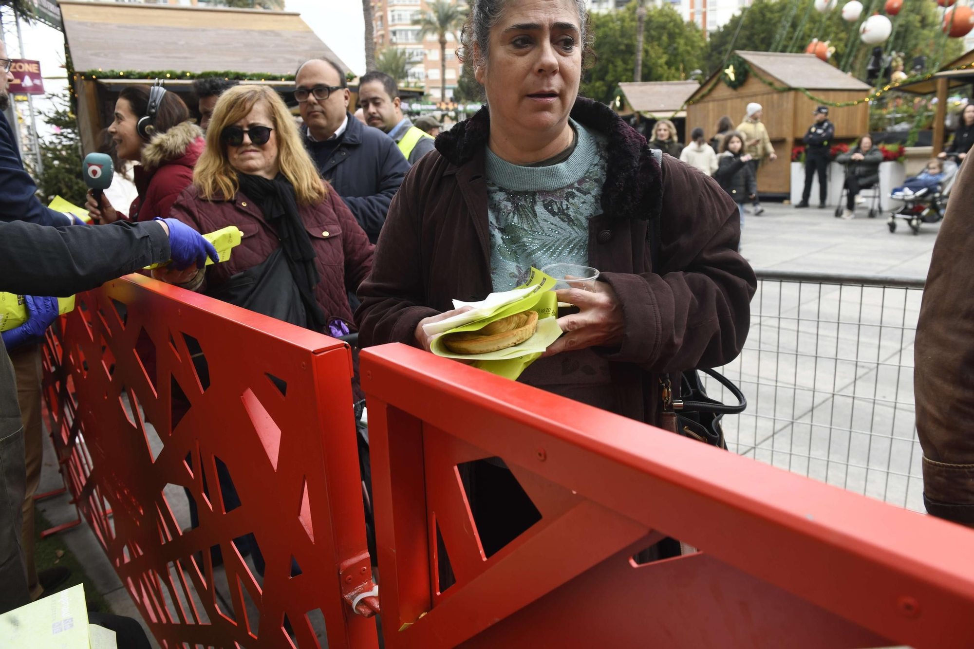 Reparto de pasteles de carne y marineras en la Plaza Circular de Murcia