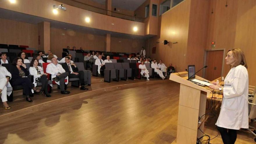 La directora del hospital, Pía Giménez, durante su discurso en el Álvarez Buylla.