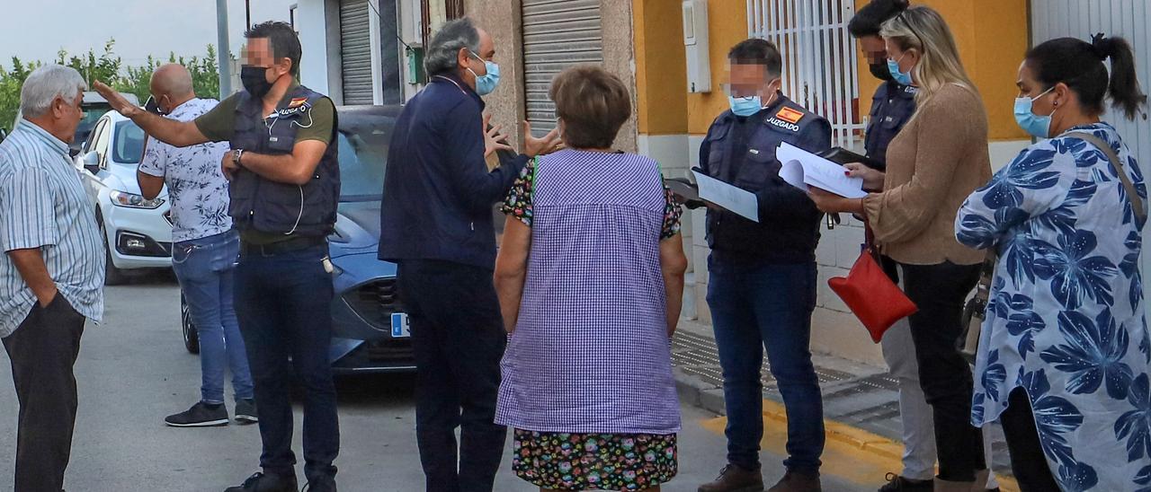 Imagen de archivo de un desahucio parado en Orihuela en octubre de 2021