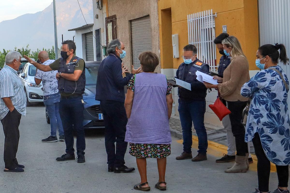 Imagen de archivo de un desahucio parado en Orihuela en octubre de 2021