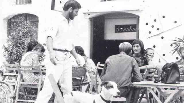 El bar Domino, situado en la Marina, con Clive Crocker en primer término