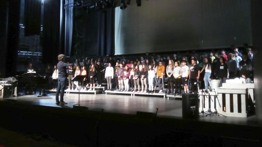 Imatge de l&#039;assaig dels alumnes dels instituts de Sallent i Calaf, que estrenaran dimarts l&#039;espectacle.