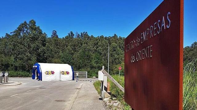 La instalación autocovid habilitada en el polígono de Guadamía, en las inmediaciones de la localidad de Camangu, en Ribadesella