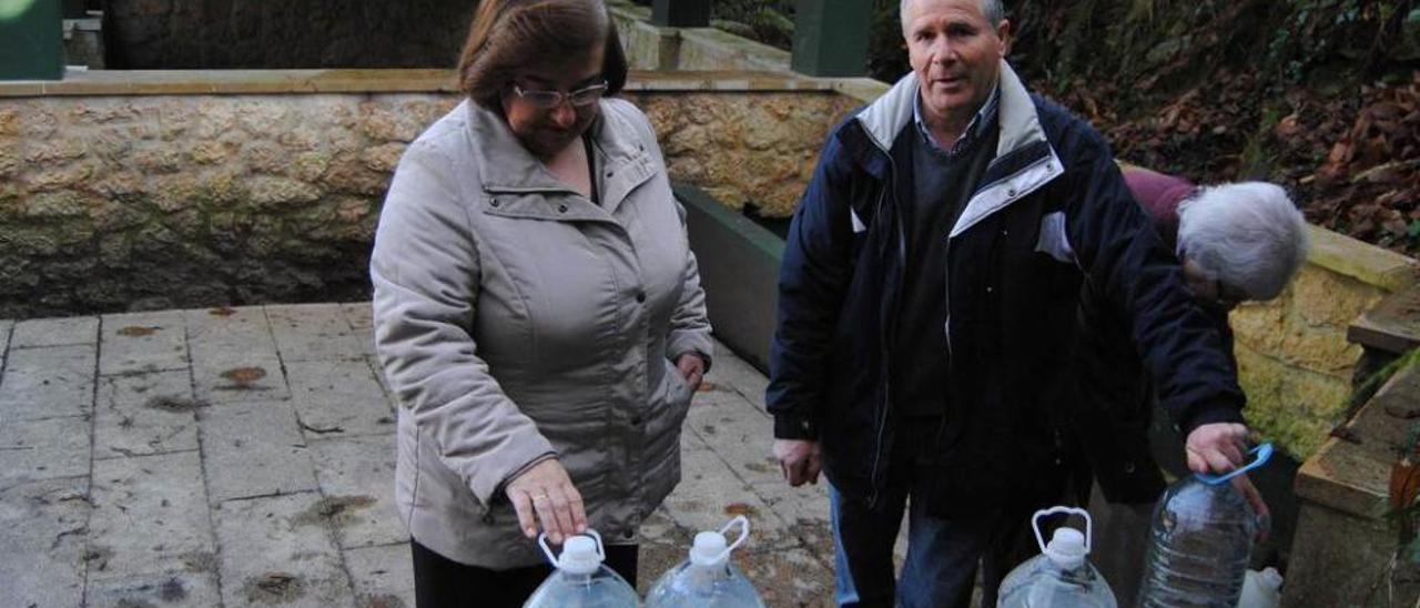 Luisa Calleja y Fermín Piquero, después de recoger el agua en la Fonte Fuécara.