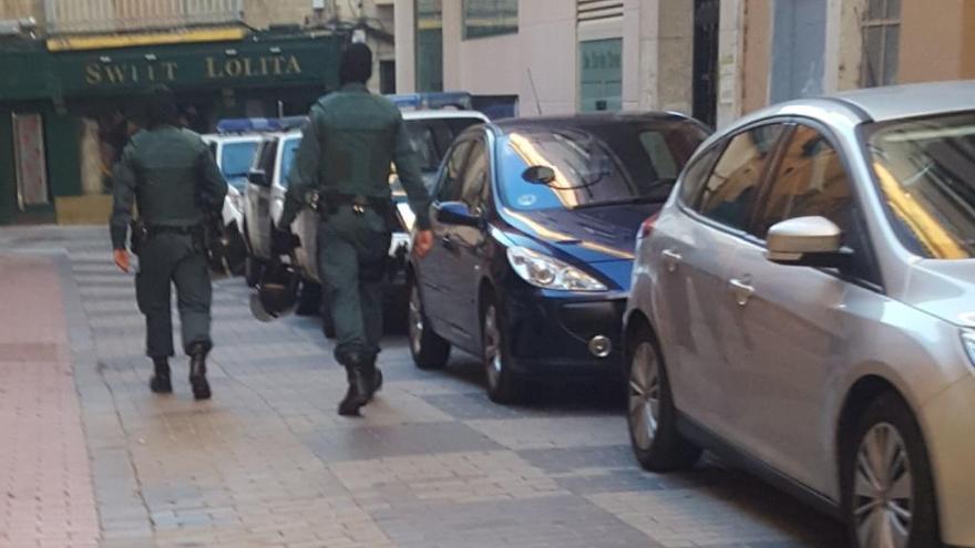 Dos agentes cubiertos con pasamontañas en la calle Progreso esta mañana.