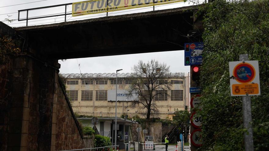 El acceso a las instalaciones de Saint-Gobain, ayer al mediodía. | Mara Villamuza