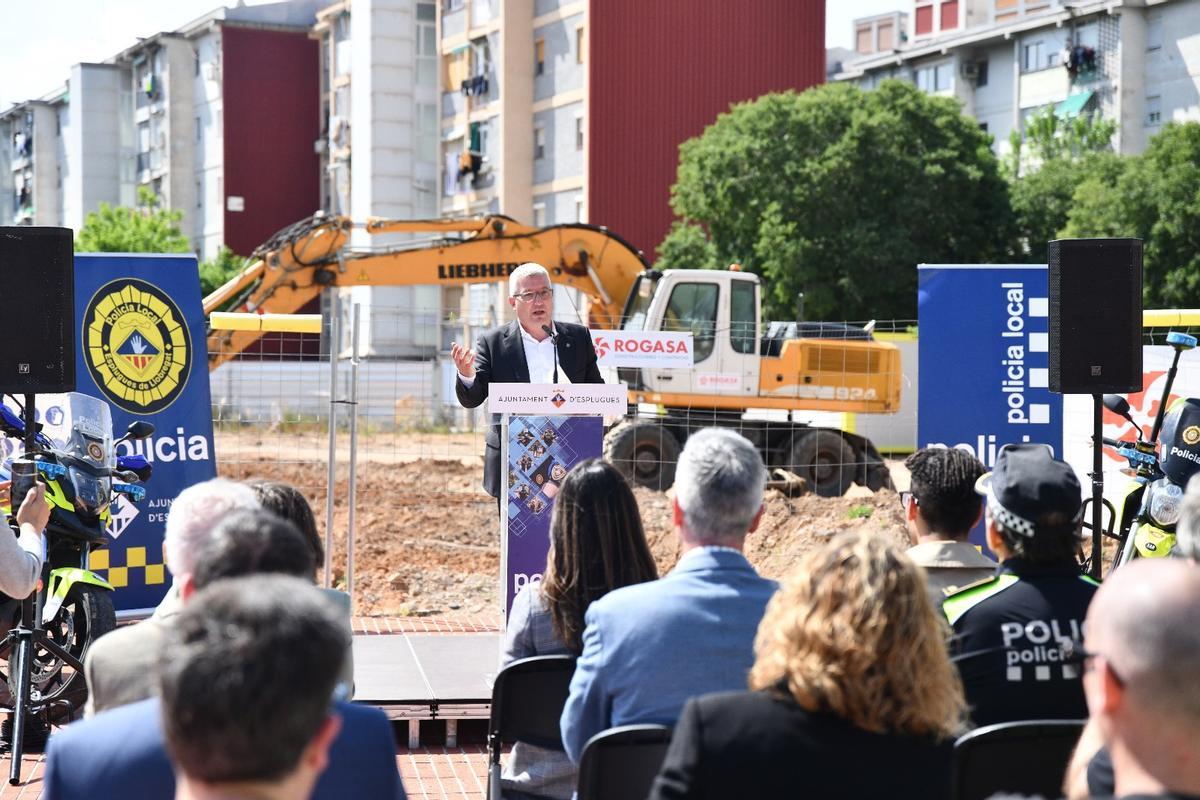 El alcalde de Esplugues, Eduard Sanz, durante la presentación del inicio de obras de la nueva comisaría de la Policía Local