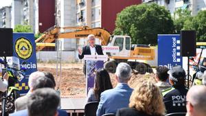 El alcalde de Esplugues, Eduard Sanz, durante la presentación del inicio de obras de la nueva comisaría de la Policía Local