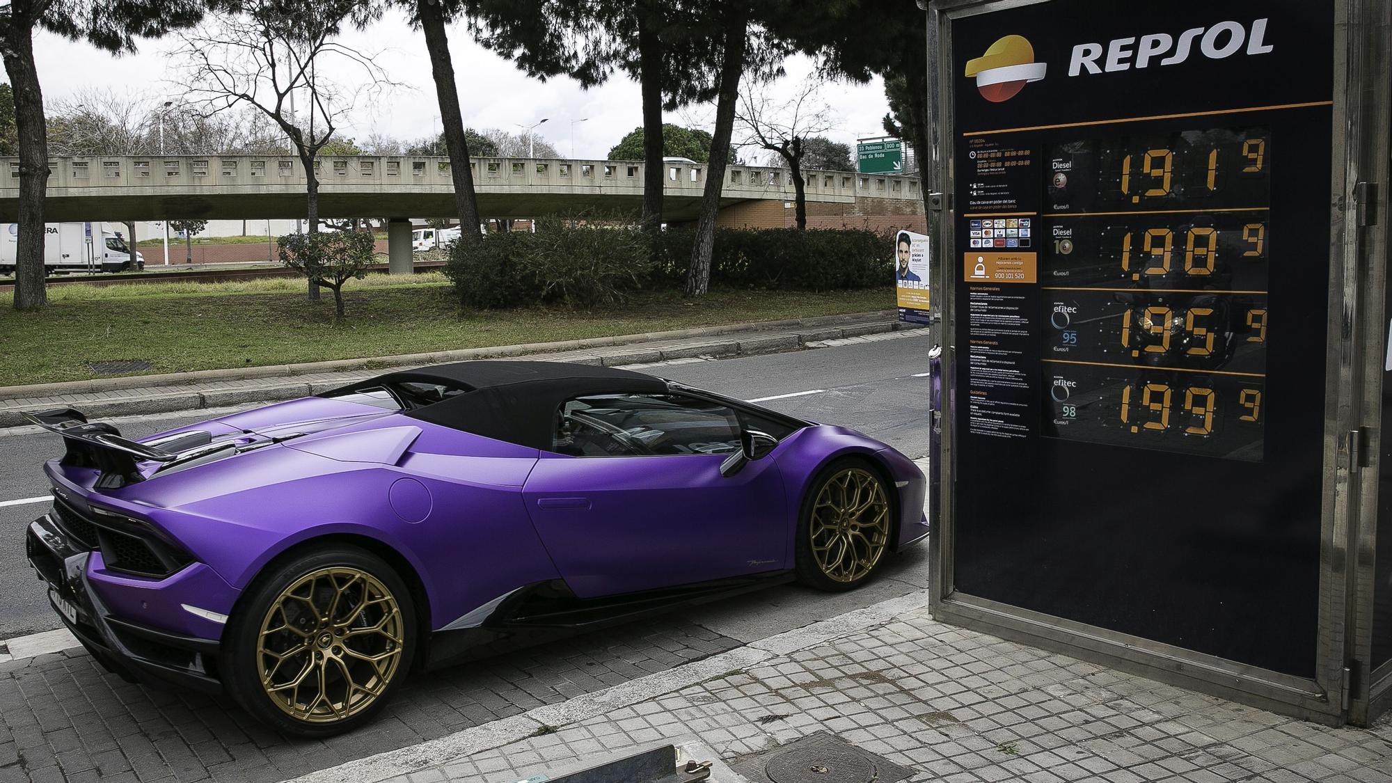 El panel de una gasolinera de Barcelona donde precio de la gasolina sigue en aumento y roza los dos euros el litro.