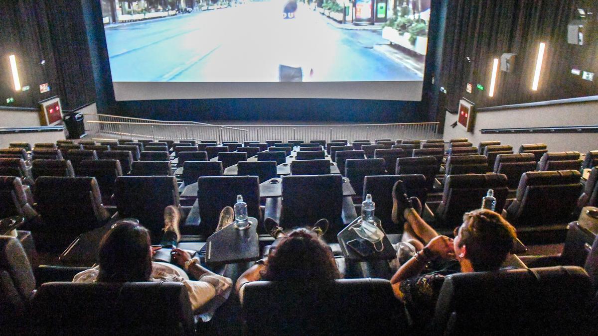 Proyección de una película en el cine Yelmo de Las Arenas, en julio de 2020