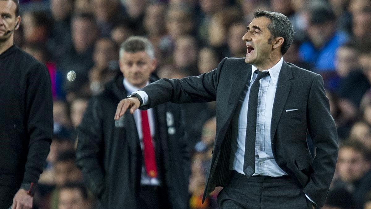 Valverde da instrucciones a sus jugadores en el duelo contra el United.