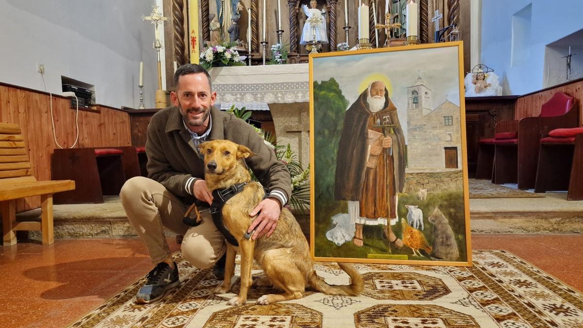 O sancristán Pablo Varela, coa súa cadela Rubí e o cadro doado por Santi Luaces.