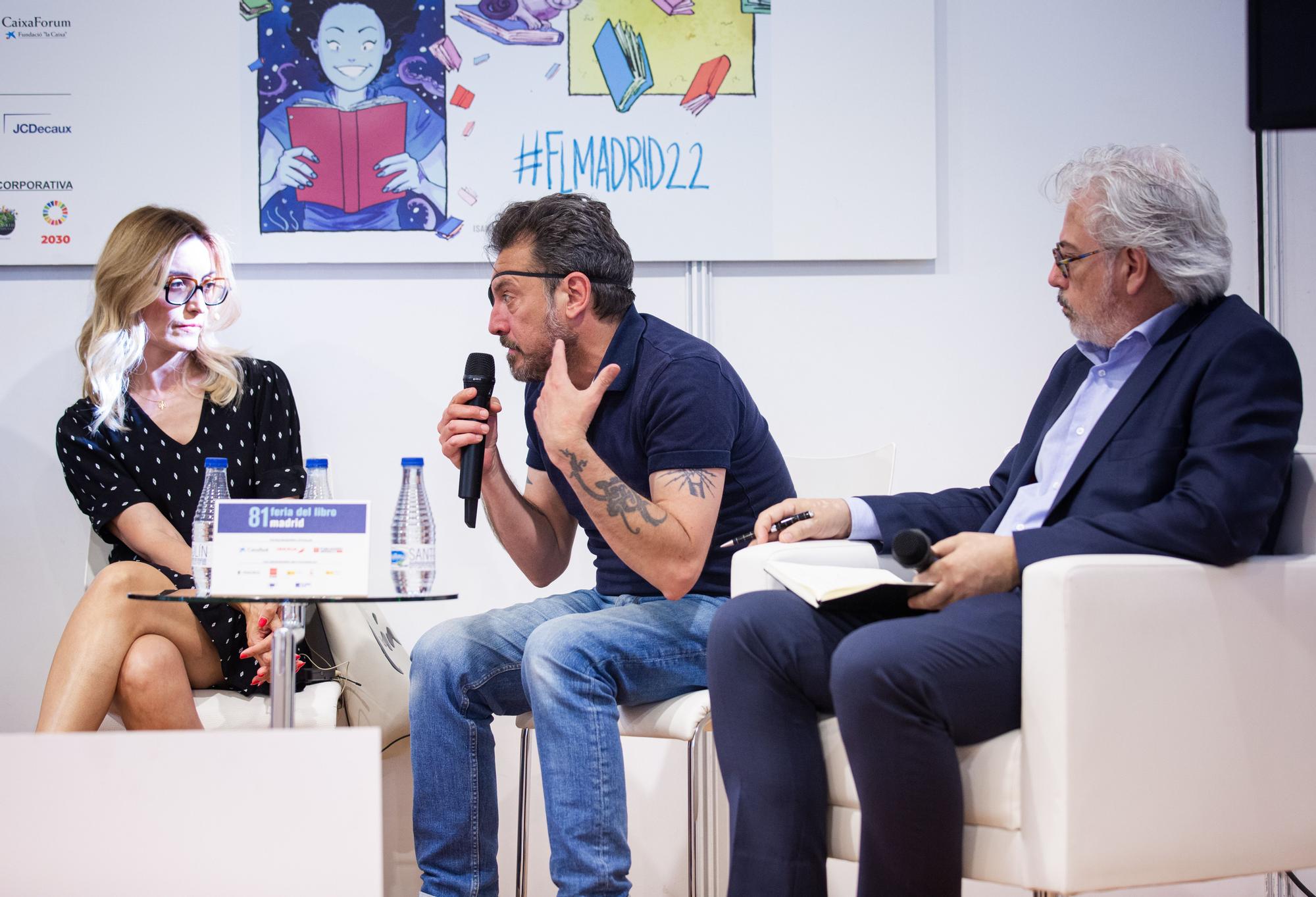 La agente literaria Palmira Márquez, el escritor Ray Loriga y Álex Sàlmon, director de 'abril', en un momento de la charla.