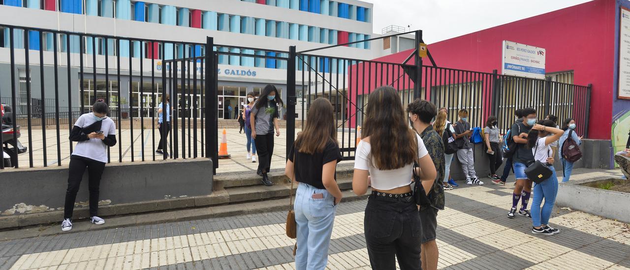 Imagen de archivo de alumnos en el acceso a uno de los institutos de la capital grancanaria