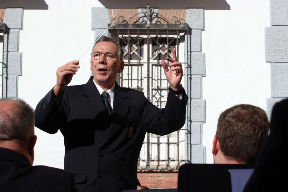 Mil niños de la Fundación Victoria, la Banda Municipal de Málaga y la Escolanía del Corpus Christi ofrecen un concierto navideño frente al teatro malagueño.