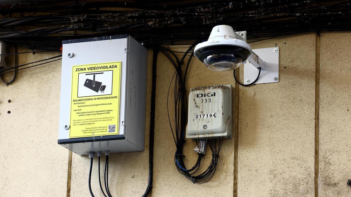 Una cámara de videovigilancia instalada recientemente en la calle María Lostal, donde tuvieron lugar los hechos en la madrugada del pasado jueves.