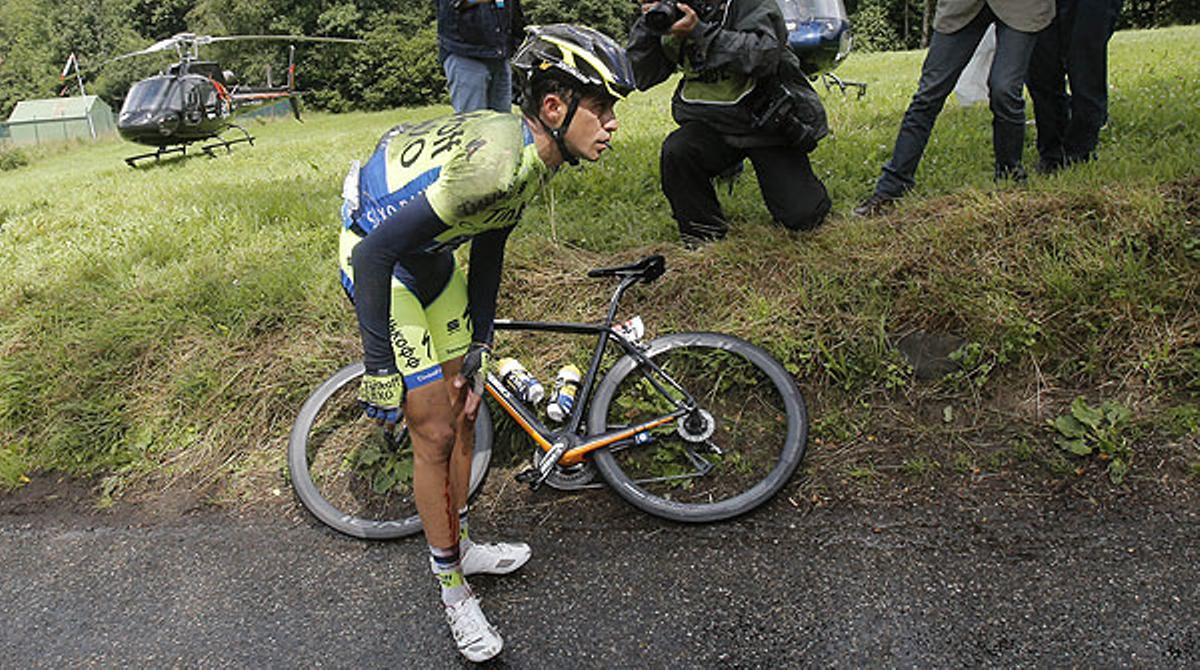 Moment en què el ciclista madrileny baixa de la bicicleta, incapaç de continuar la carrera per la caiguda.