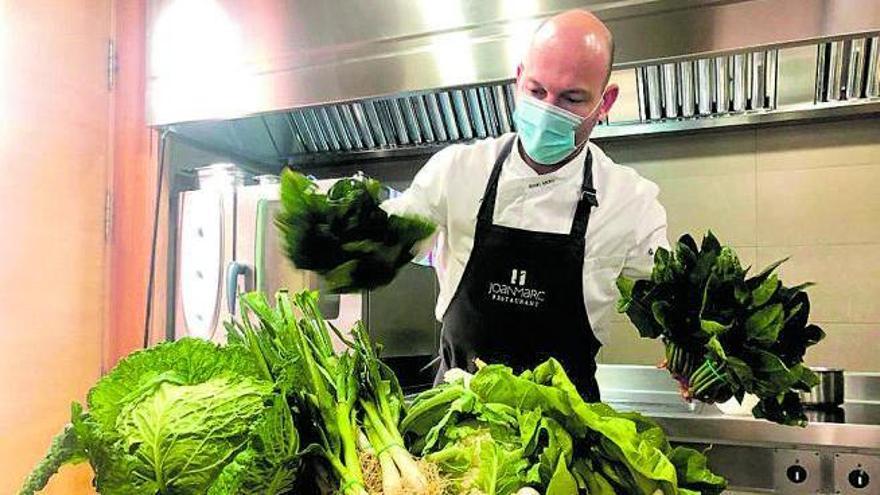 Joan Marc Garcies, con la verdura fresca necesaria para hacer ‘espinagada’.