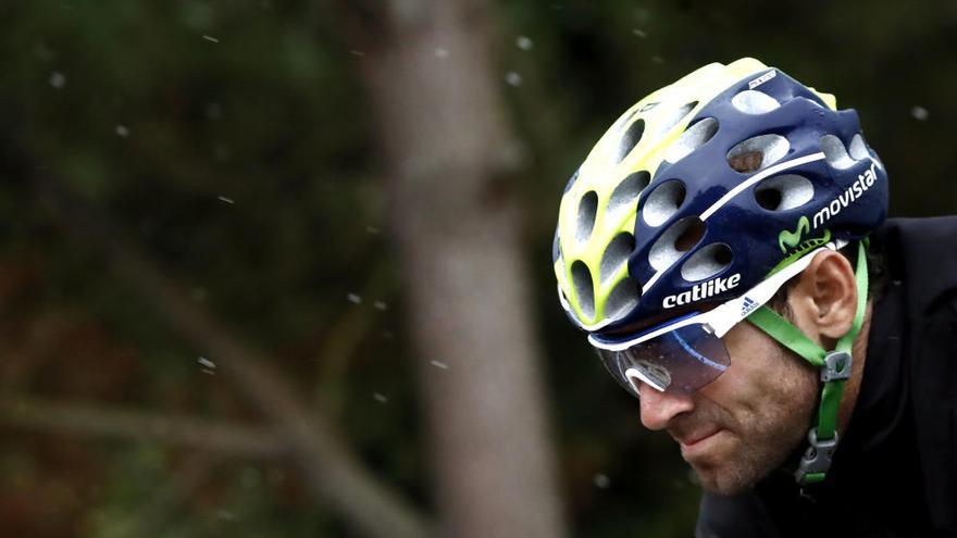 Valverde, en uno de los momentos que estuvo lloviendo durante la etapa de ayer.