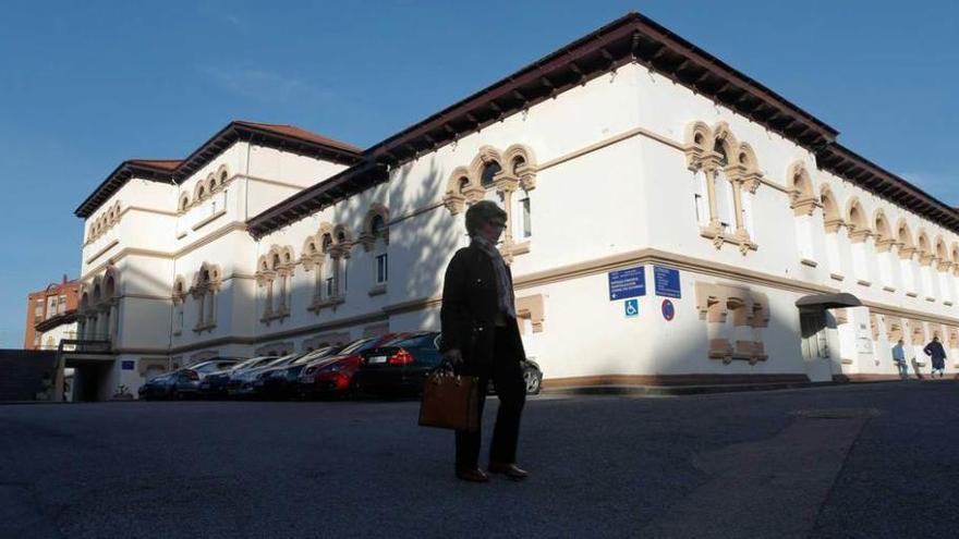 La fachada principal del Hospital de Avilés, que será objeto de una ampliación, vista desde la calle de Cabruñana.