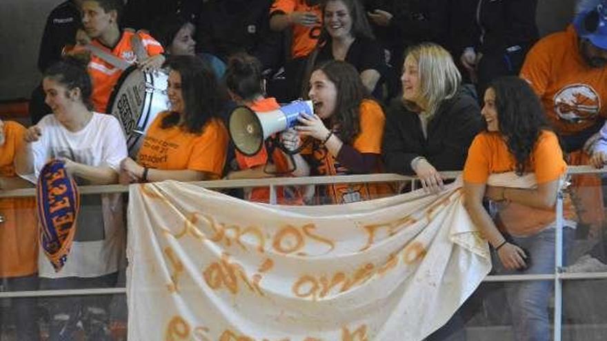 Inés Suárez pelea por la posesión del balón ante Mariajo y Virgi del Almagro FSF.