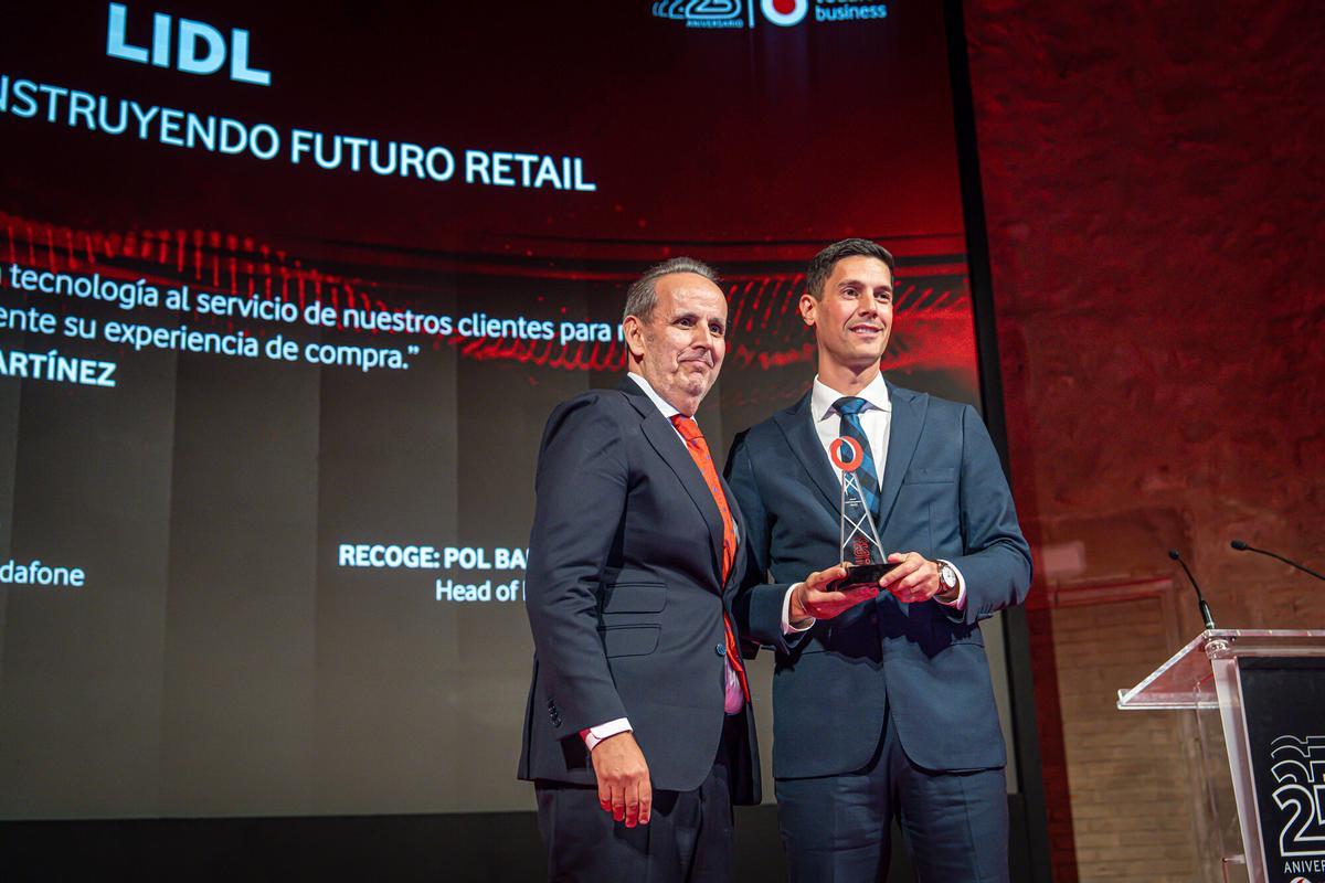 Barcelona, 30/10/2025 Economía.  Gala 25 aniversario Vodafone, Catalunya. Premio COnstruyendo Futuro Retail, Entregado a LIDL Pol Bals MArtínez Head pf IT Lidl, entregado por Gabriel Pérez Director Empresas para Catalunya Vodafone. AUTOR: MANU MITRU