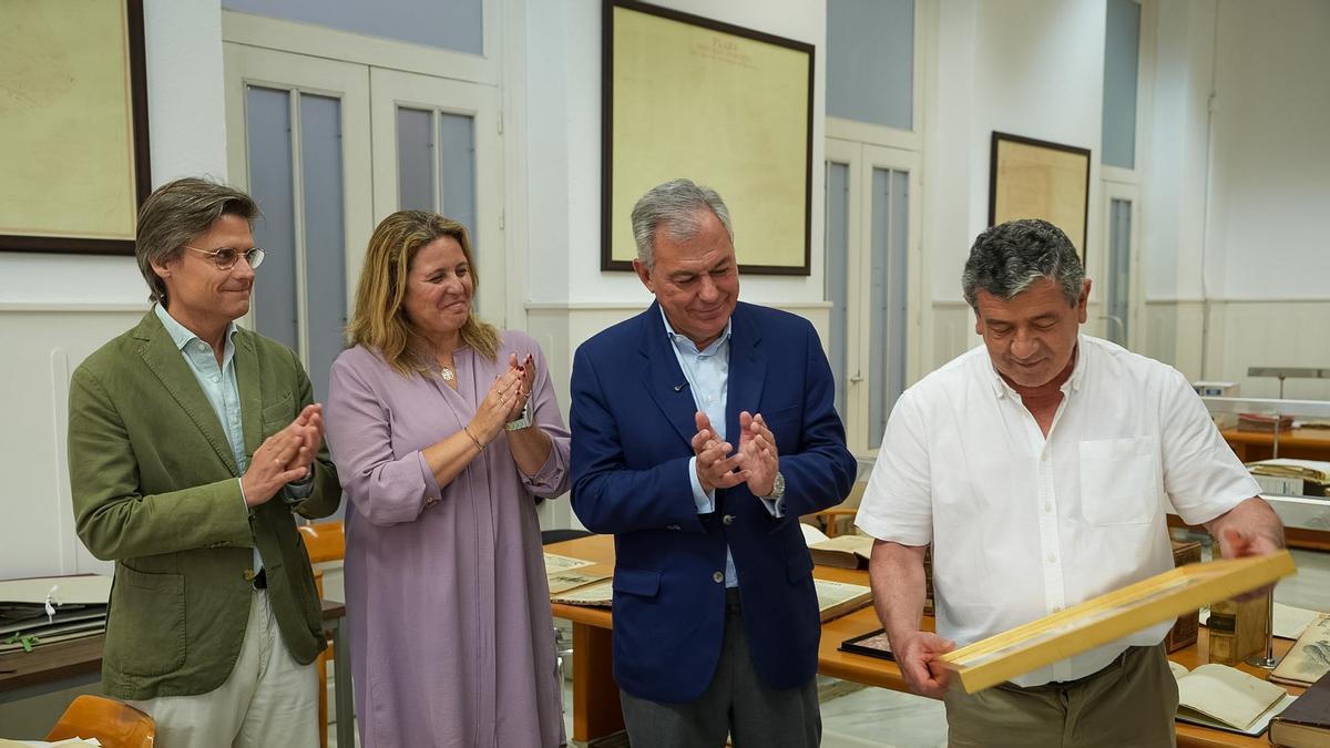 El alcalde de Sevilla, José Luis Sanz, la delegada de Cultura y Turismo, Ángela Moreno y el director de programación del ICAS, Federico de Jaime, en el Archivo Municipal de Sevilla.