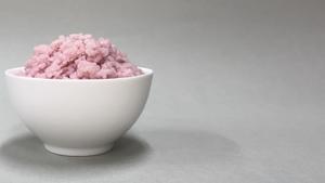 Plato de arroz con células de carne cultivadas en su interior.