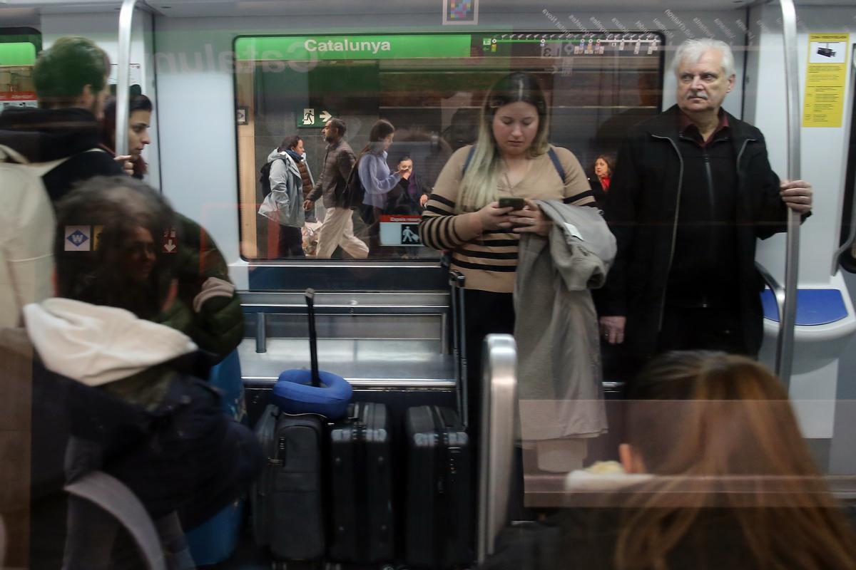 Último día de la mascarilla obligatoria en el transporte público