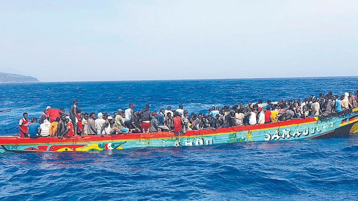 El puerto de La Restinga recibió el martes el cayuco con más inmigrantes a bordo del que se tiene constancia en la Ruta Canaria, 280 personas; al día siguente llegó otro de dimensiones parecidas.