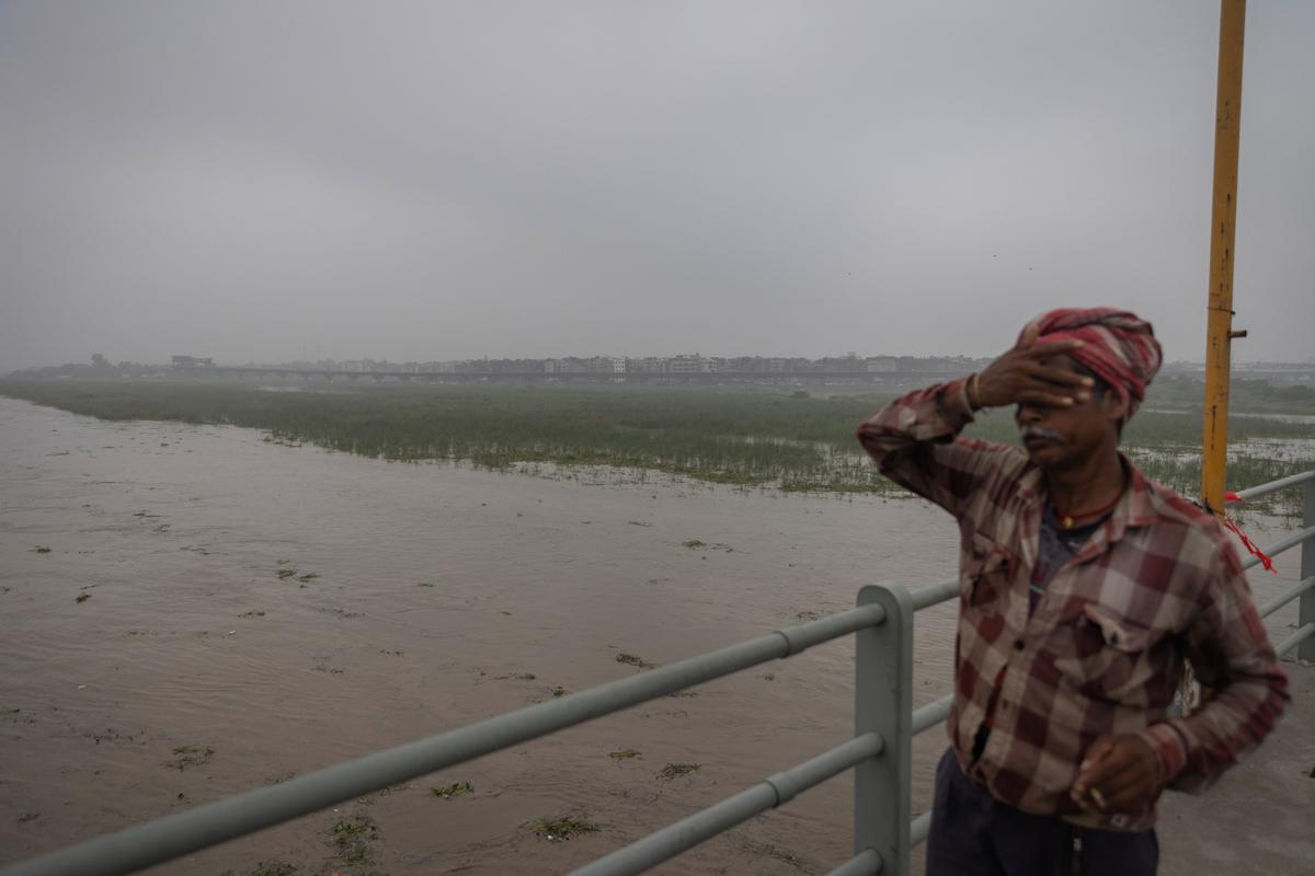 El aumento del nivel del agua del río Yamuna después de las lluvias monzónicas en Nueva Delhi.