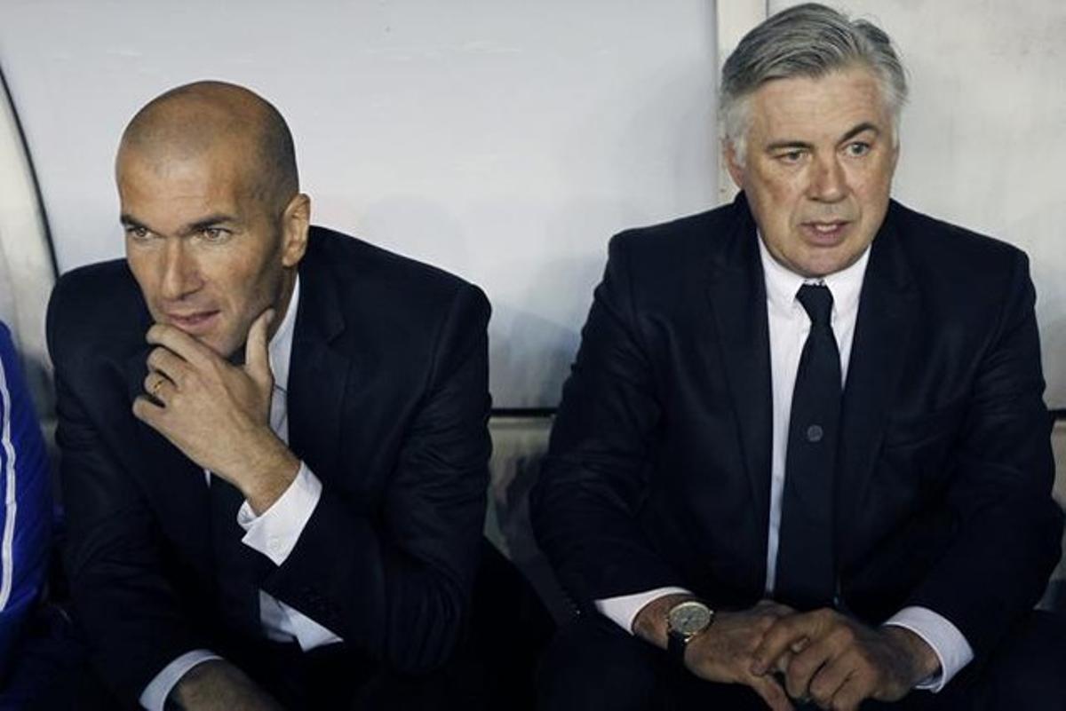 Carlo Ancelotti i Zinedine Zidane, a la banqueta de Vallecas dissabte passat Carlo Ancelotti i Zinedine Zidane, a la banqueta de Vallecas dissabte passat