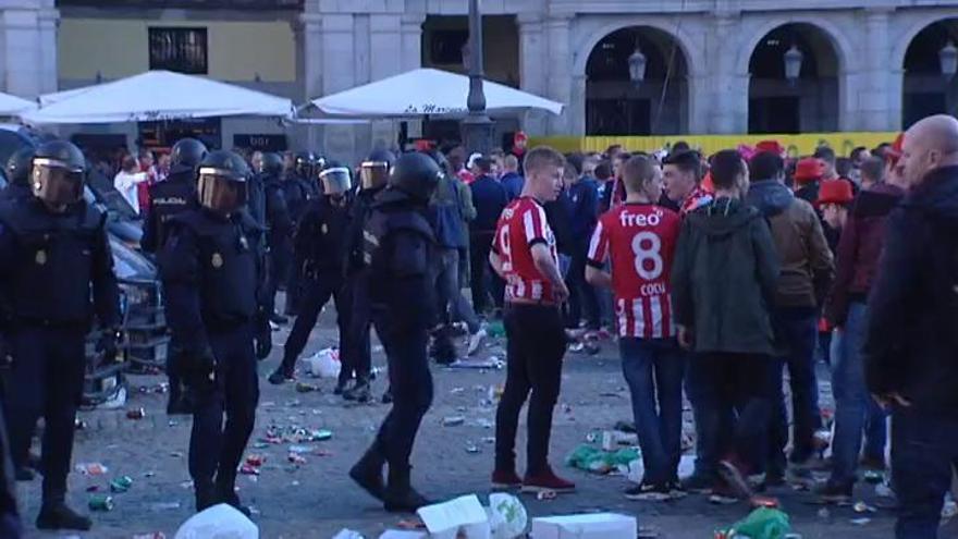 La Policía Nacional desaloja a cientos de aficionados del PSV en la Plaza Mayor de Madrid