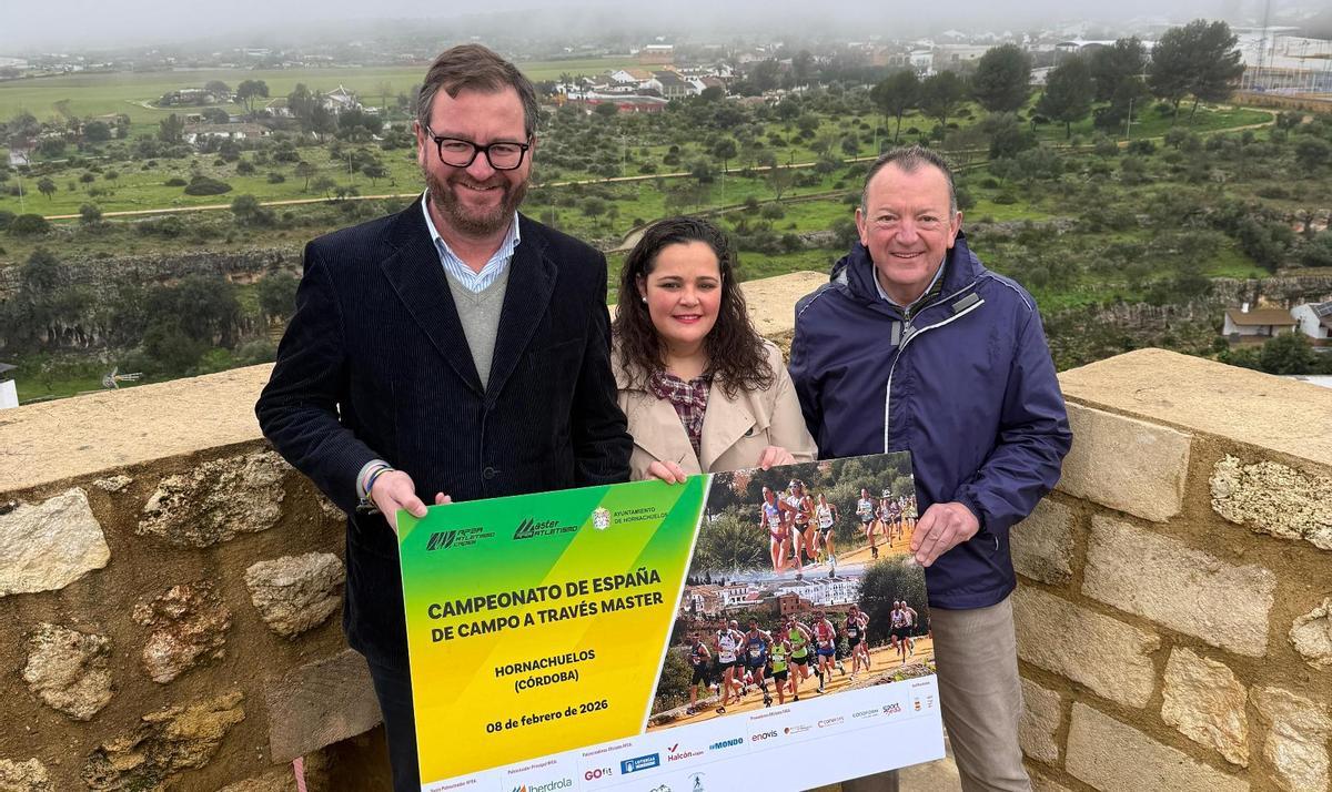 Antonio Martín, Laura Pérez y Julián López, en la presentación del Campeonato de España máster de campo a través.