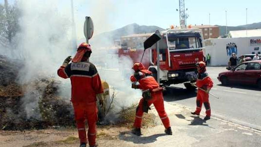 Imagen del incendio que se inició junto a El Collao y provocó daños en la zona de la Colonia de Aviación.