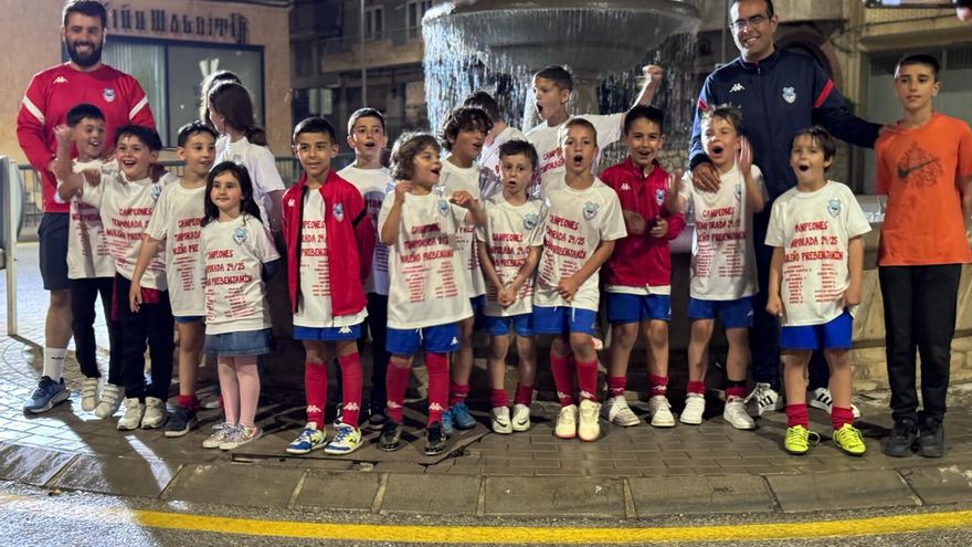 Celebración de Champions para el Muleño prebenjamín... con baño incluido