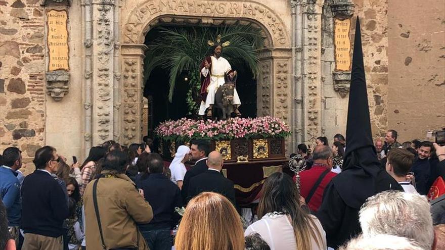 La Borriquita y La Burrita abren una Semana Santa pendiente del cielo