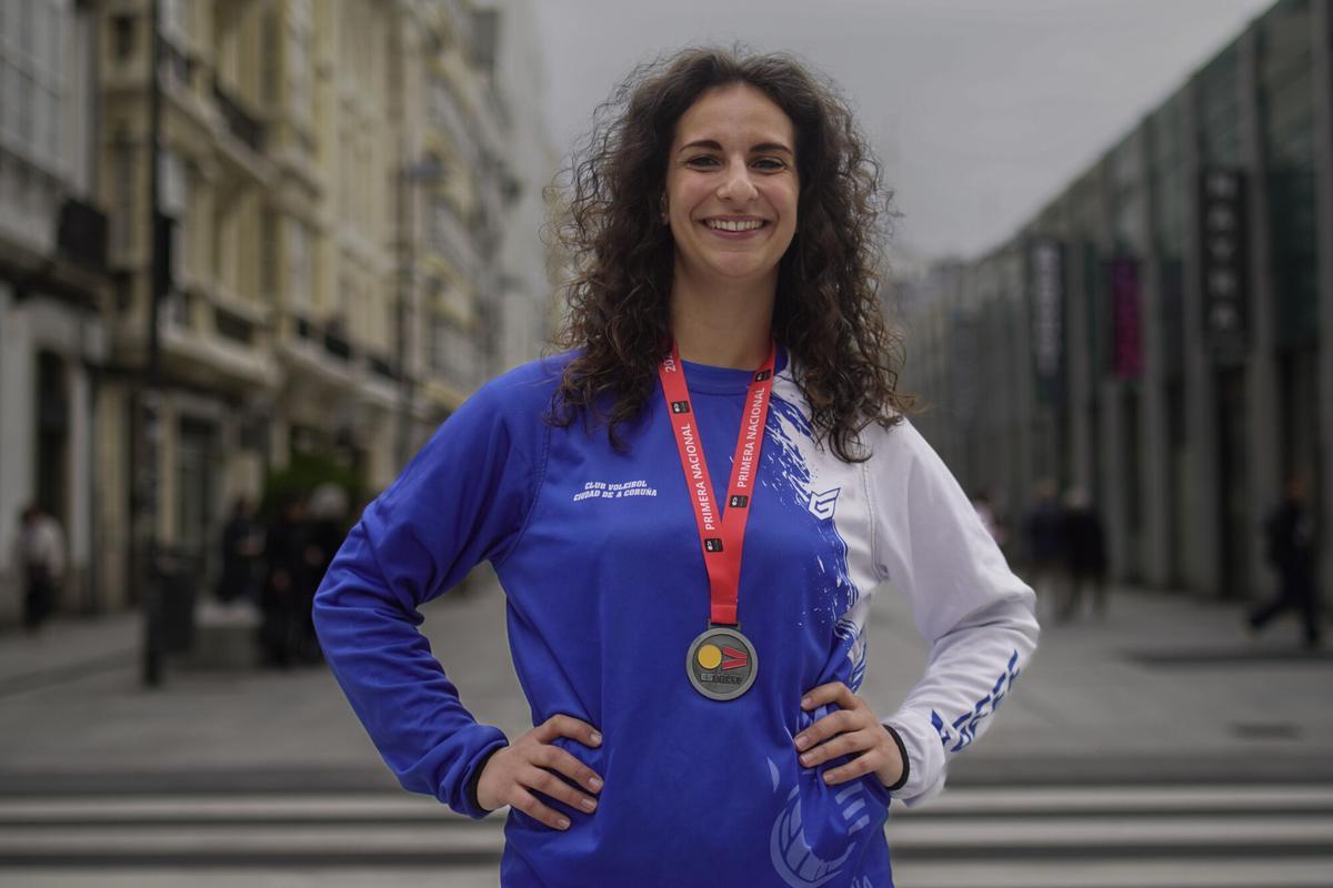 Rosita Bugiolacchio posa con la medalla del ascenso del CV Ciudad de A Coruña en la plaza de Lugo.