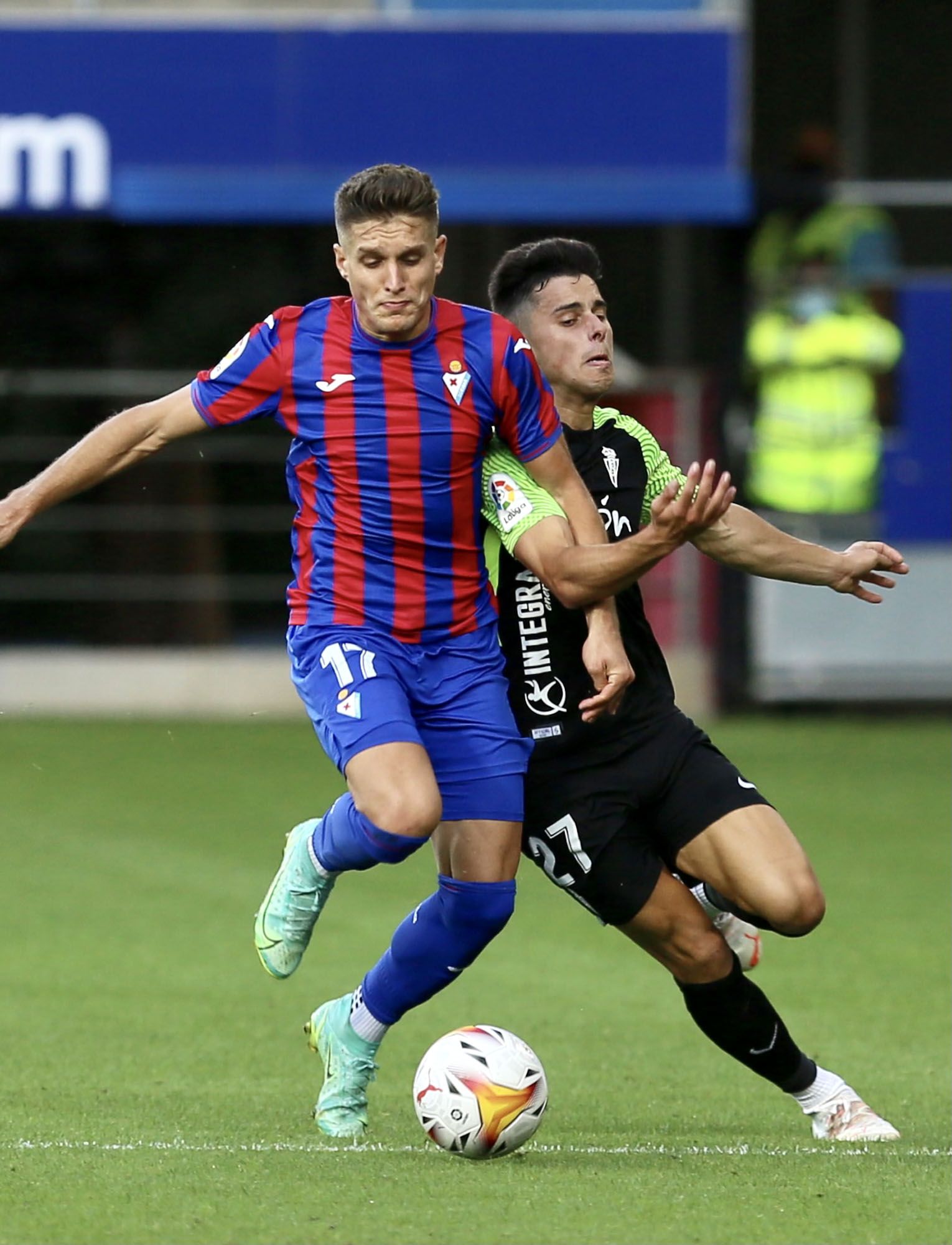 El partido entre el Eibar y el Sporting, en imágenes