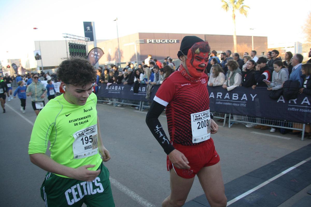 Correr disfrazado o con una careta de dimoni también es una tradición