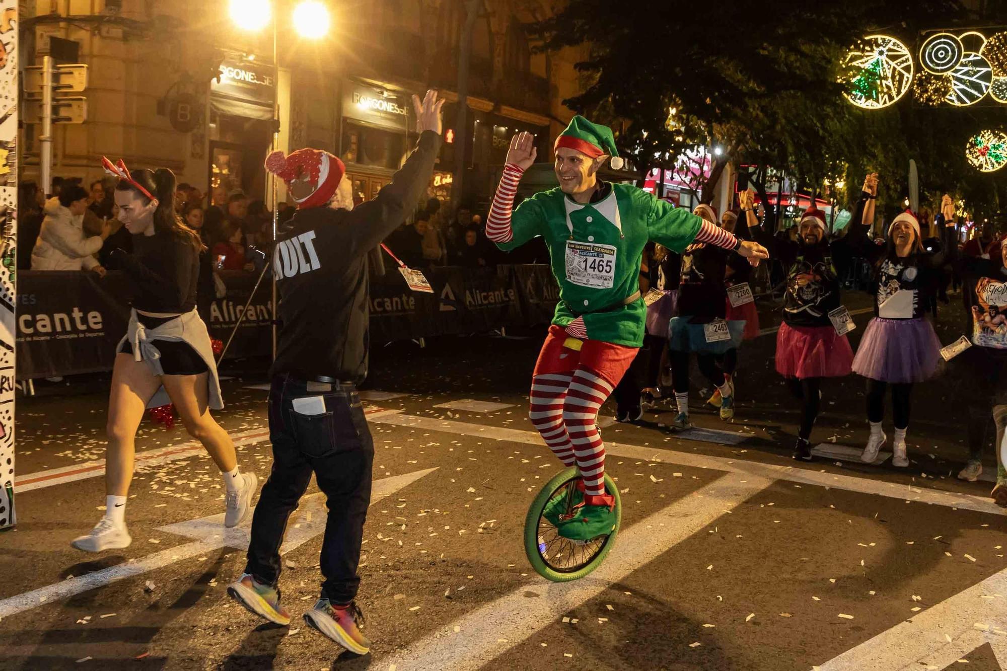 La San Silvestre de Alicante llena de colorido la ciudad